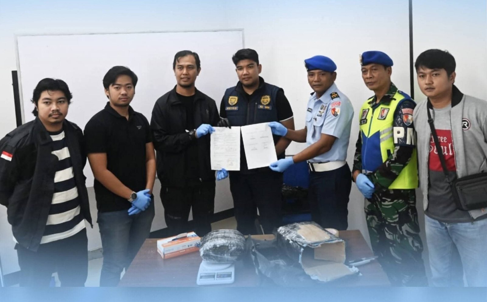 Prajurit Lanud RSN dan Avsec Gagalkan Pengiriman 954 Gram Ganja di Bandara SSK II