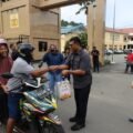 Wujud Kepedulian Ramadan, Polda Papua Bagikan Ratusan Takjil kepada Pengguna Jalan