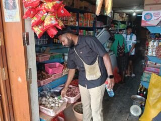 Satreskrim Polres Supiori Pantau Harga Pangan dan Stok Minyak Goreng di Pasar dan Ritel Modern