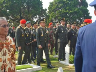 Tangis Haru Iringi Pemakaman Mayor Zulmi, Prajurit Berprestasi TNI