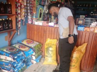 Sat Reskrim Polres Mamberamo Tengah Cek Harga Bahan Pokok di Kios KMT Jaya