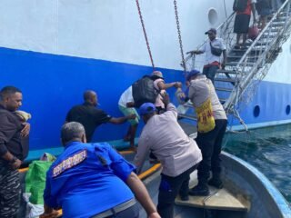 Sat Polairud Polres Waropen Berikan Pengamanan dan Bantuan Penumpang KM Dorolonda di Perairan Pidemani