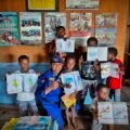 Dari Dermaga ke Rumah Baca, Bhabinkamtibmas Kampung Enggros Tanamkan Semangat Literasi bagi Anak-Anak  