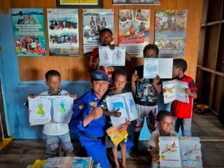 Dari Dermaga ke Rumah Baca, Bhabinkamtibmas Kampung Enggros Tanamkan Semangat Literasi bagi Anak-Anak  