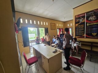 Bangun Kedekatan dengan Warga, Polsek Biak Barat Gelar Nobar Piala Dunia