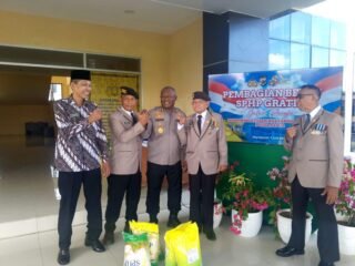 Momentum Hari Bhayangkara ke-80, Biro SDM Polda Papua Bagikan Beras SPHP 
