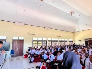 Sat Binmas Polres Sarmi Bekali Siswa Baru SMAN 1 Sarmi dengan Edukasi Hukum dan Bahaya Narkoba
