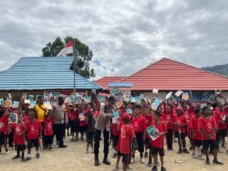 Sat Binmas Polres Tolikara Tanamkan Semangat Literasi kepada Pelajar melalui Program Door to Door System