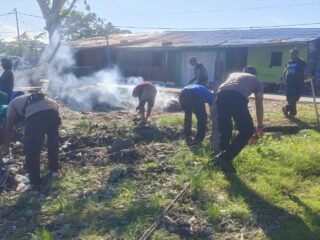 Sambut HUT ke-81 RI, Satpolairud Polres Sarmi Bersama Nelayan Nusantara Bersihkan Pantai Kali Bagre