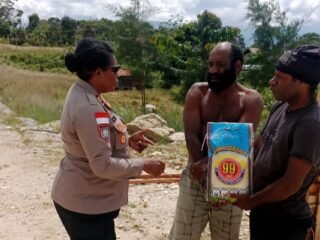 Polri Hadir untuk Sesama, Sat Binmas Polres Mamberamo Tengah Berikan Dukungan Untuk Gereja Katolik Santo Yusuf
