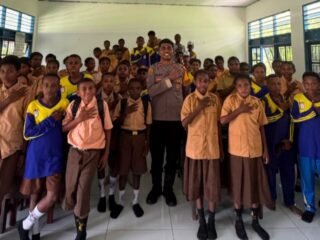 Peduli Generasi Papua, Kapolsek Pantai Barat Berikan Edukasi Hukum dan Pencegahan Narkoba