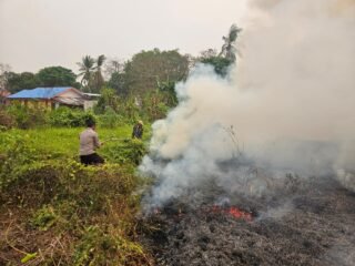 Respons Cepat Polsek Tanah Miring, Karhutla Dekat Permukiman Berhasil Dipadamkan
