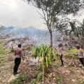 Polsek Kelila Gerak Cepat Padamkan Kebakaran Lahan di Bukit Yibaleme