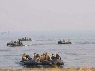 Jelang Demo Pendaratan Amfibi, TNI–ADF Mantapkan Latihan di Pantai Banongan