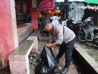 Sambut HUT Humas Polri Ke-75, Polres Sarmi Gelar Bakti Sosial Bersihkan Pasar Sentral Marena
